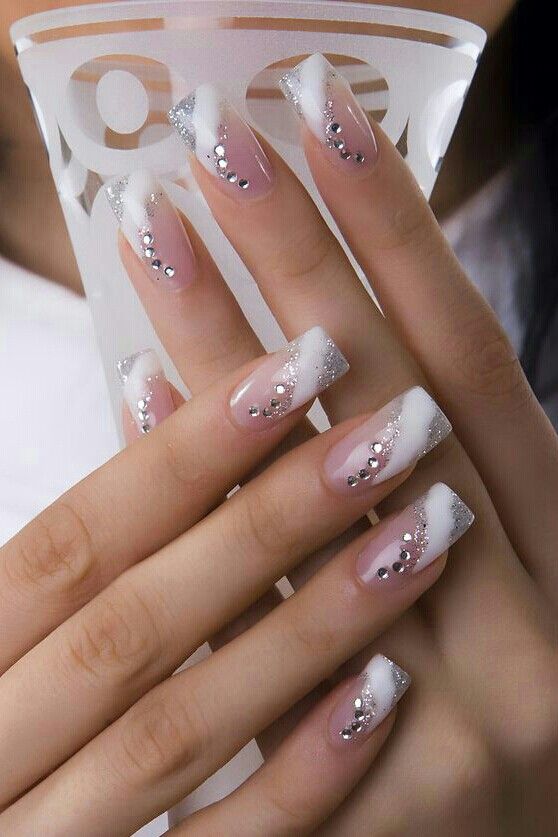 disenos-de-unas-con-glitter-plata-y-piedras-4