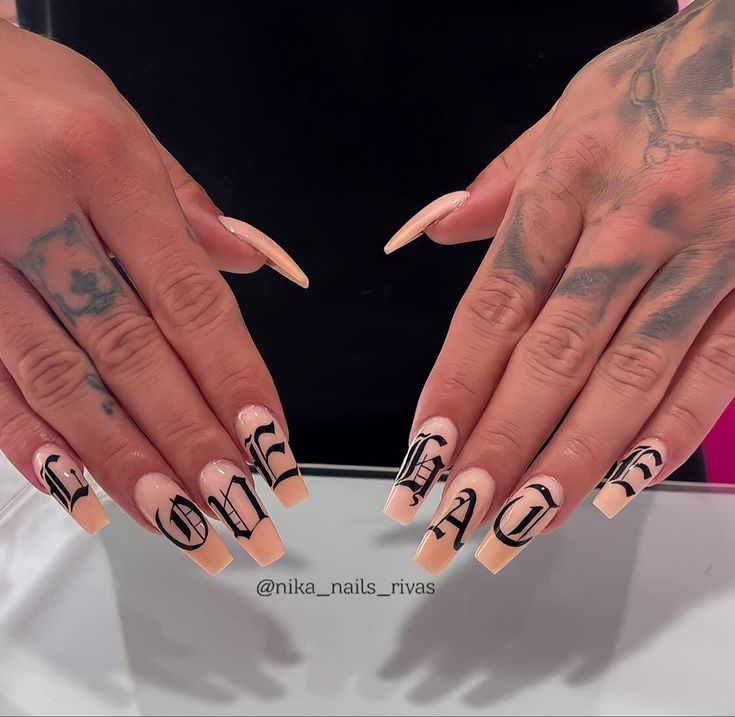 disenos-de-unas-con-letras-goticas-5