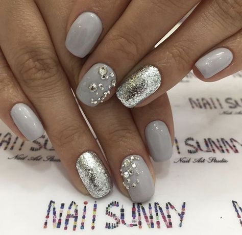 Diseños De Uñas Con Piedras Gris