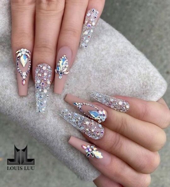 disenos-de-unas-con-piedras-gris-5
