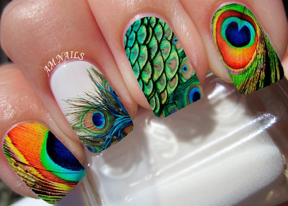 disenos-de-unas-con-plumas-de-pavo-real-4