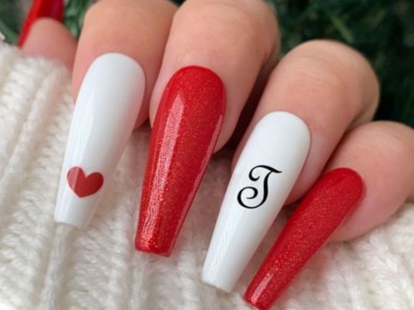 Diseños De Uñas Con Punta Blanca Y Letras Iniciales