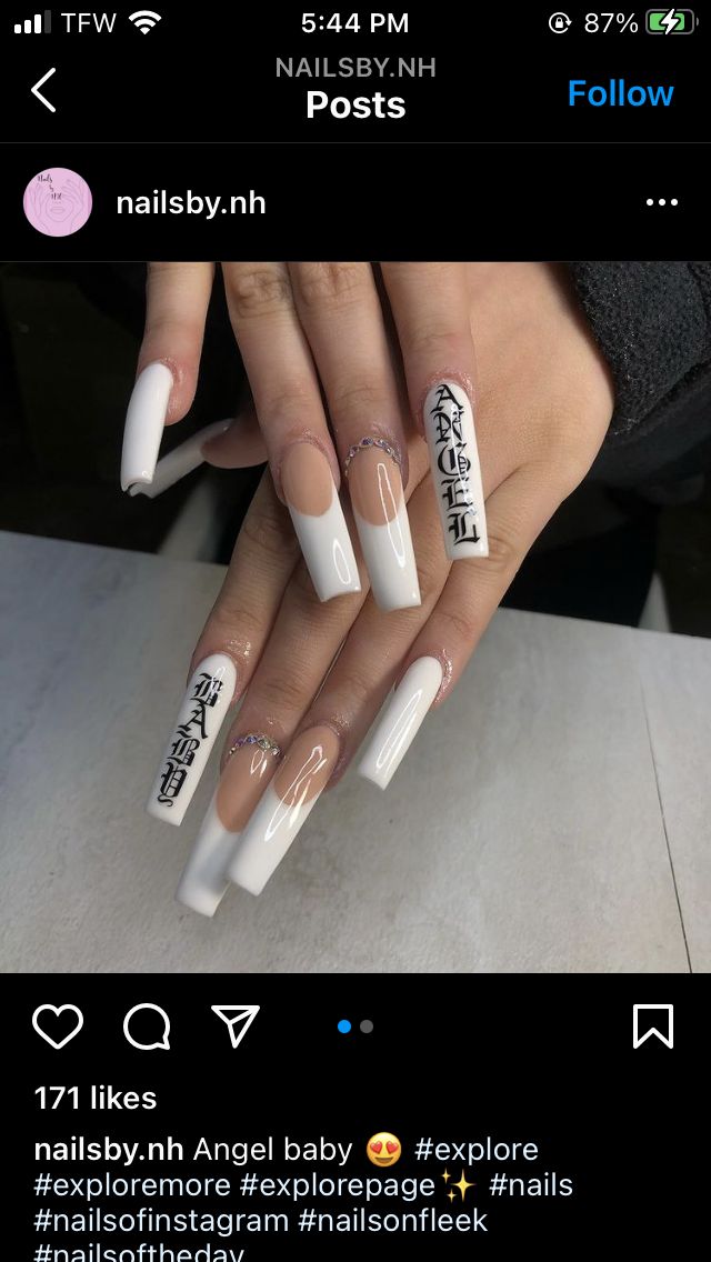disenos-de-unas-con-punta-blanca-y-letras-iniciales-5