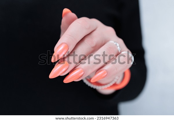 disenos-de-unas-coral-neon-7