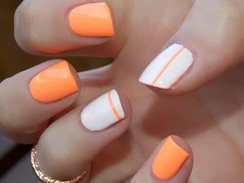 disenos-de-unas-cortas-blanco-y-naranja-2