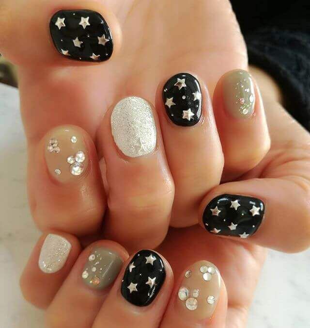 disenos-de-unas-cortas-con-estrellas-2