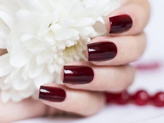 disenos-de-unas-cortas-en-rojo-vino-5