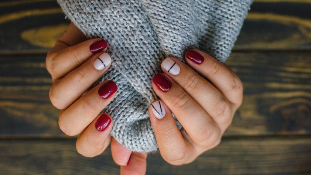 disenos-de-unas-cortas-faciles-con-rojo-y-cafe-2