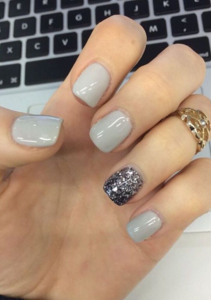 Diseños De Uñas Cortas Shellac Con Glitter Tonos Gris