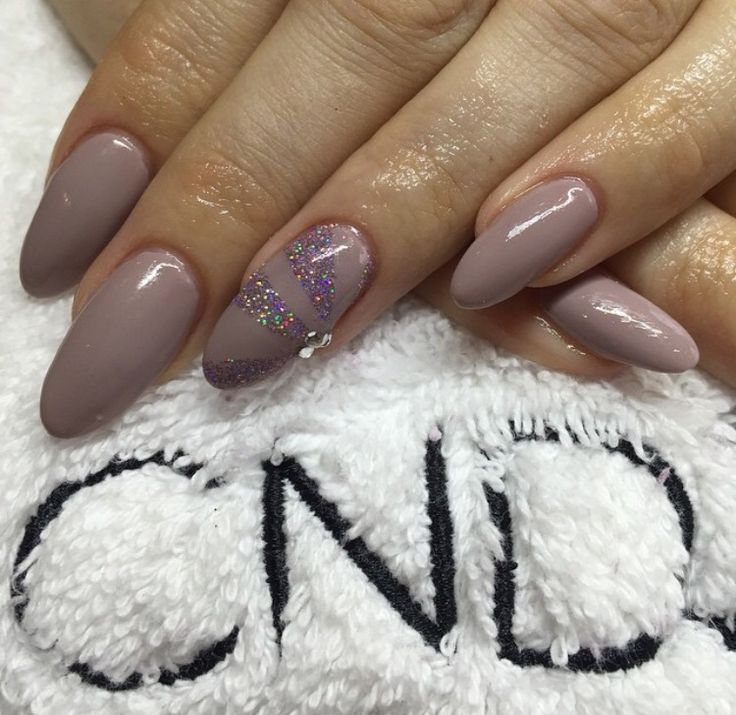 disenos-de-unas-cortas-shellac-con-glitter-tonos-gris-7