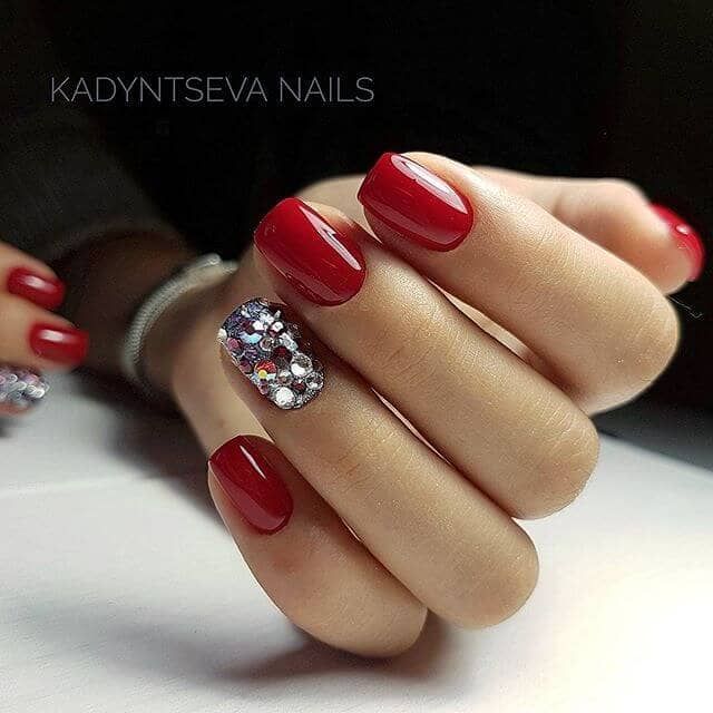 Diseños De Uñas Cortitas en Color Rojas Con Dorado