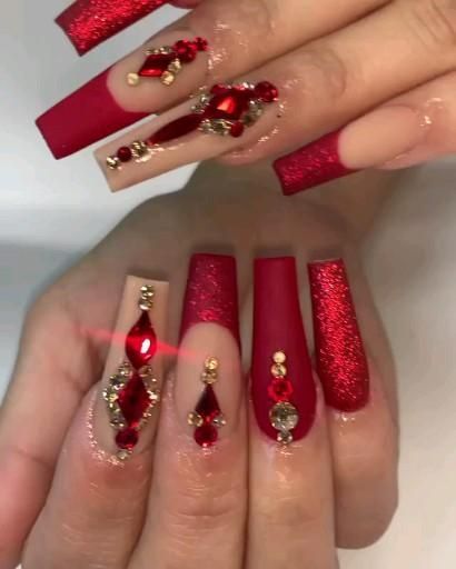 disenos-de-unas-de-acrilico-rojas-para-quinceaneras-4