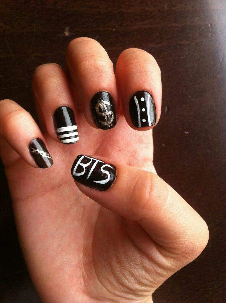disenos-de-unas-de-bts-faciles-3