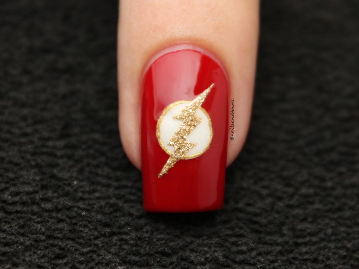disenos-de-unas-de-color-dorado-con-diseno-flash-3