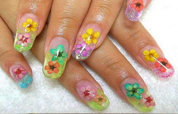 disenos-de-unas-de-flores-de-colores-6