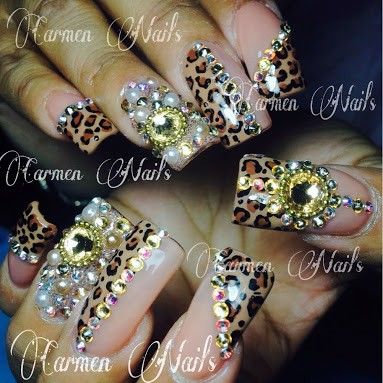 disenos-de-unas-de-leopardo-con-piedras-6