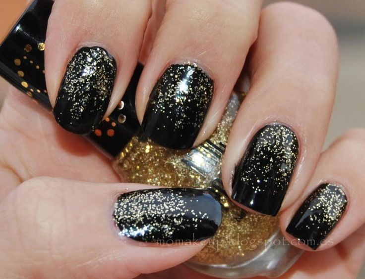 disenos-de-unas-de-navidad-negro-con-dorado-5