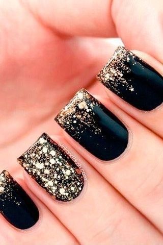 disenos-de-unas-de-navidad-negro-con-dorado-6