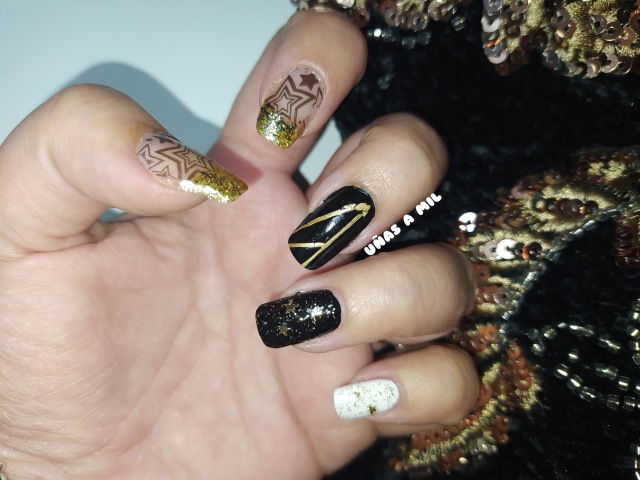 disenos-de-unas-de-navidad-negro-con-dorado-7