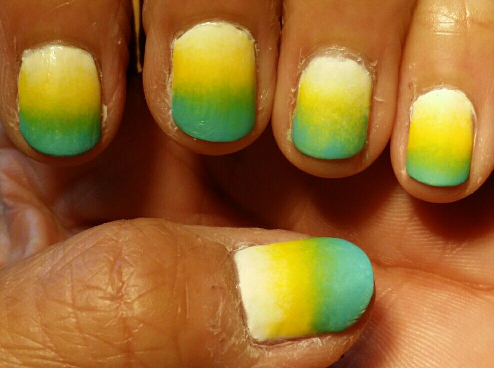Diseños De Uñas Degradados Con Azul Blanco Y Amarillo