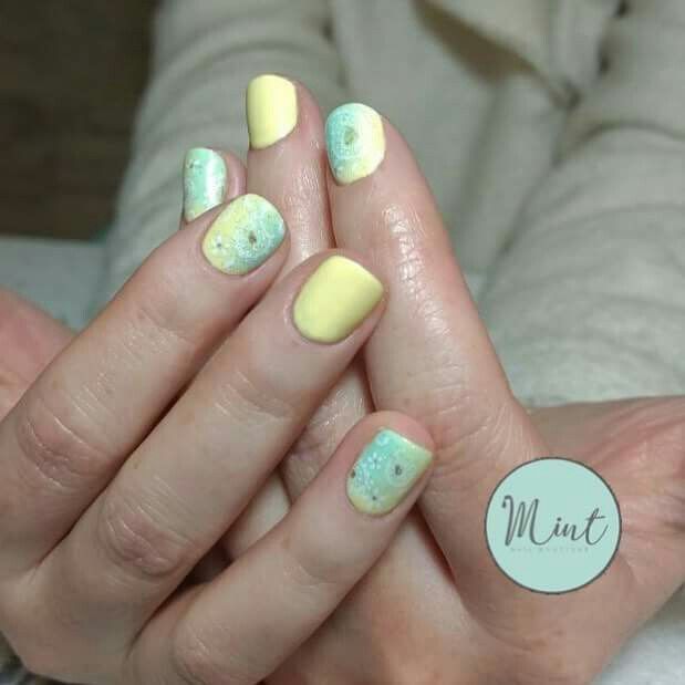disenos-de-unas-degradados-con-azul-blanco-y-amarillo-6