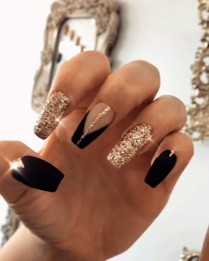 disenos-de-unas-elegantes-negro-con-dorado-2