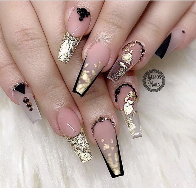 Diseños De Uñas en Acrilico Dorada Con Negro Y Piedras