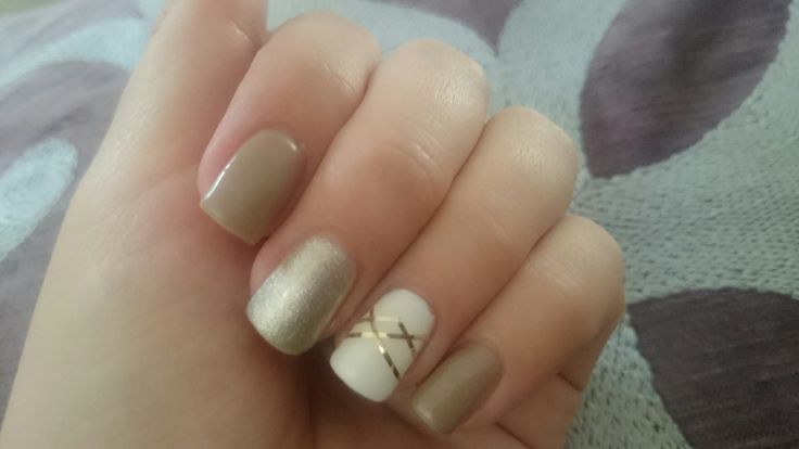 disenos-de-unas-en-colores-beige-con-dorado-2