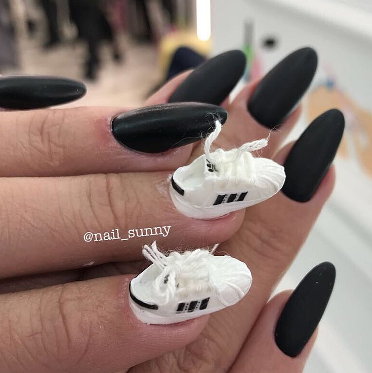 Diseños De Uñas en Forma De Tenis O Lapiz