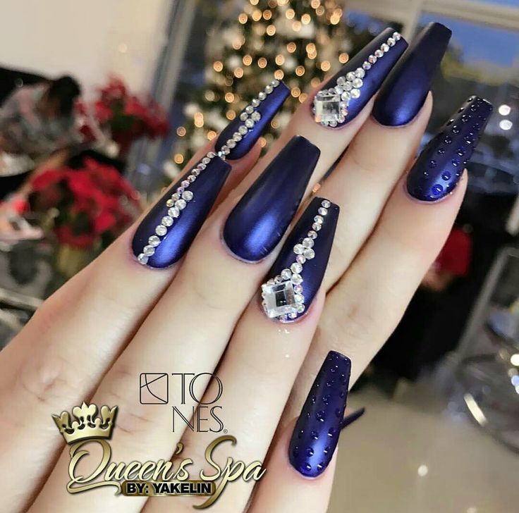 disenos-de-unas-en-negro-y-azul-rey-4