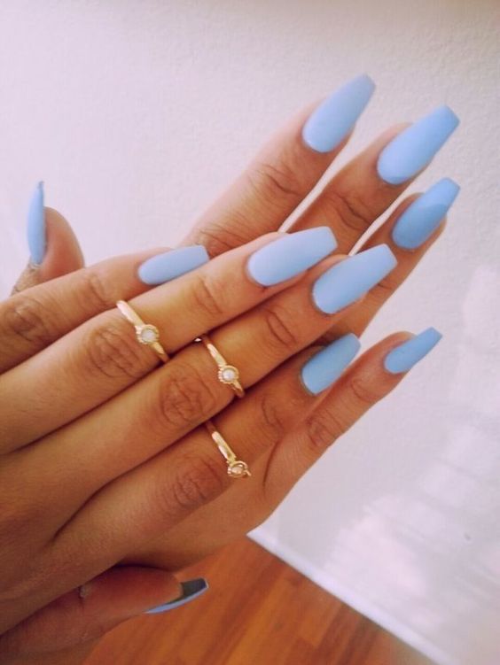 disenos-de-unas-en-tono-azul-para-piel-morena-3