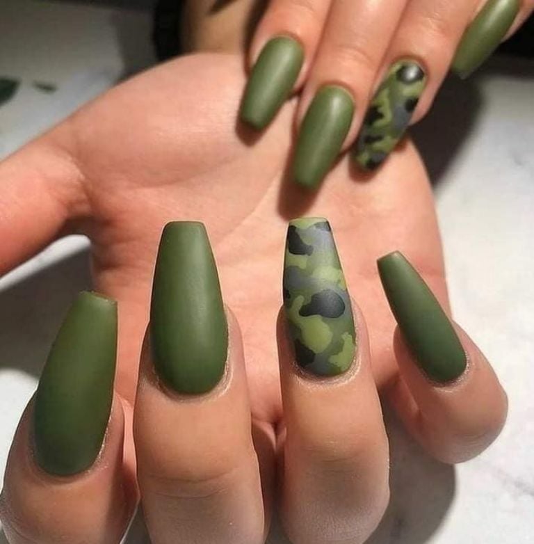 disenos-de-unas-estilo-pixelado-militar-7