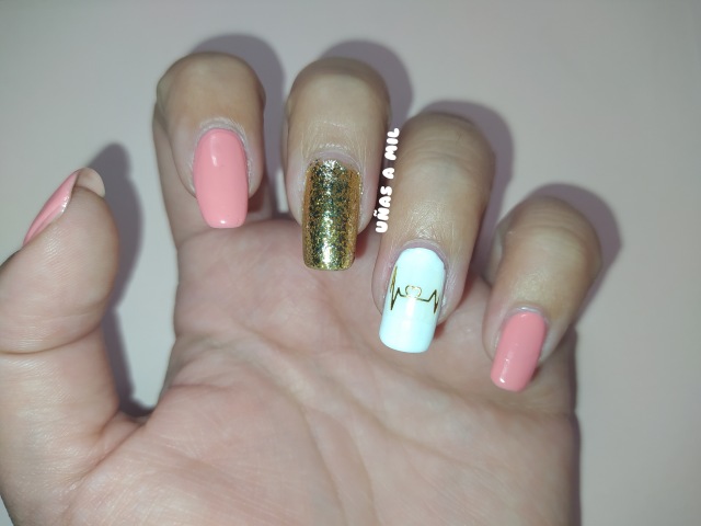 disenos-de-unas-faciles-con-esmalte-color-rosa-y-dorado-3