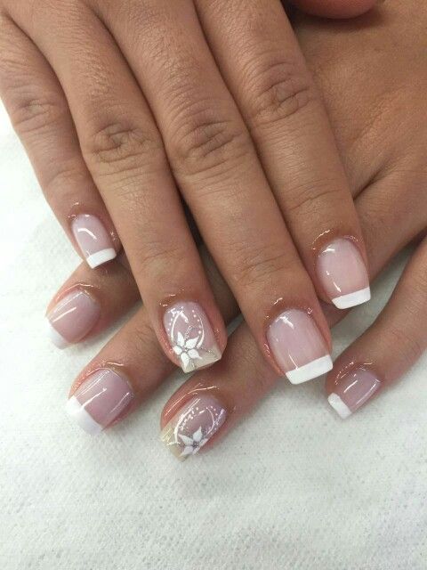 disenos-de-unas-french-con-flores-3