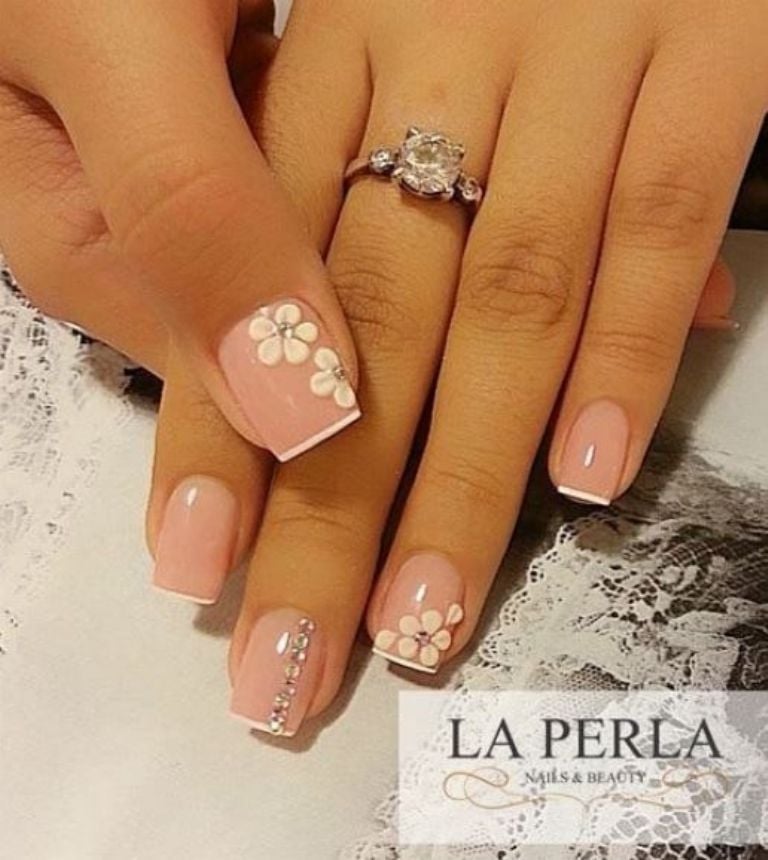 disenos-de-unas-french-con-flores-5