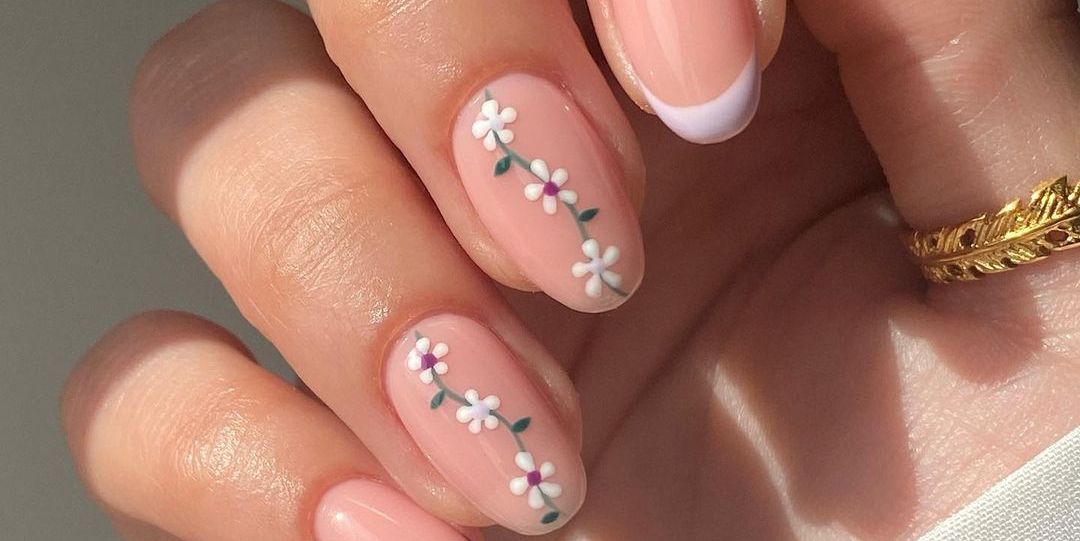 disenos-de-unas-french-con-flores-6