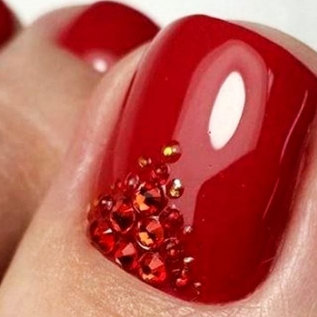 disenos-de-unas-gelish-rojas-con-piedras-4
