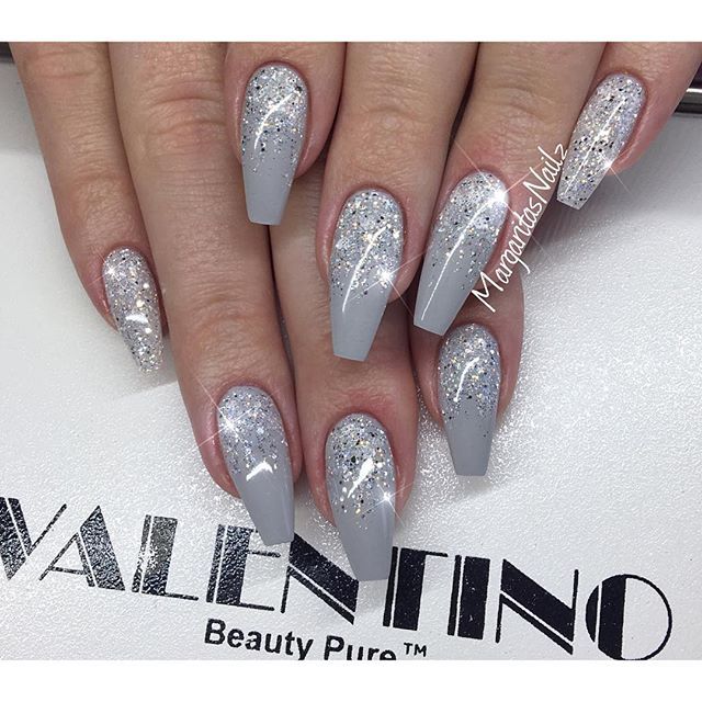 disenos-de-unas-gris-con-glitter-3