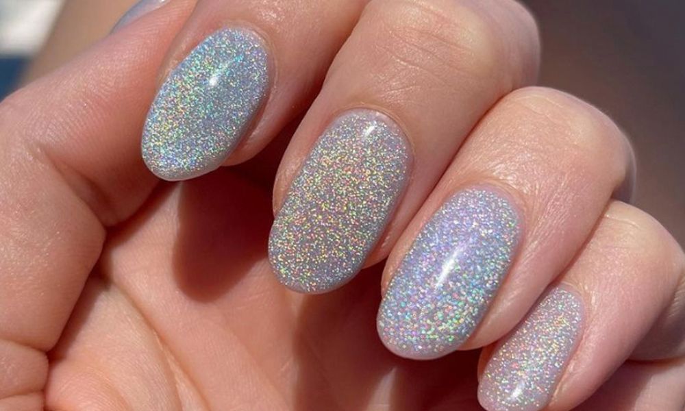 disenos-de-unas-gris-con-glitter-4