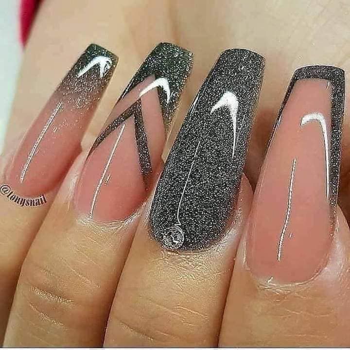 disenos-de-unas-gris-con-glitter-6