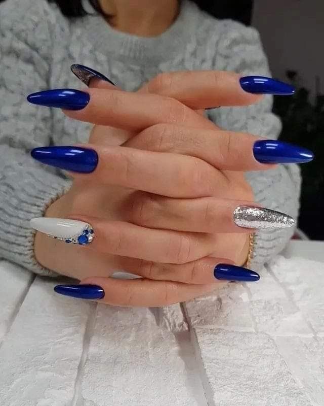 disenos-de-unas-largas-azul-marino-y-blano-4
