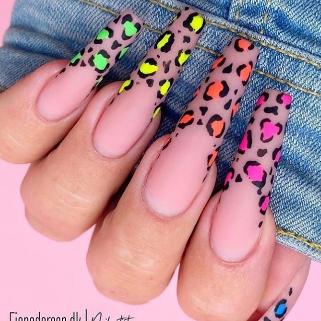 disenos-de-unas-largas-neon-7