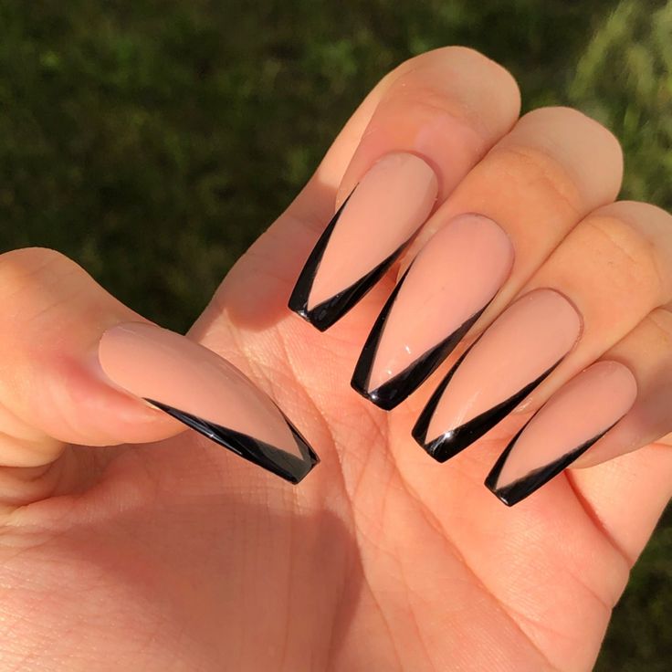 disenos-de-unas-largas-nude-con-negro-3