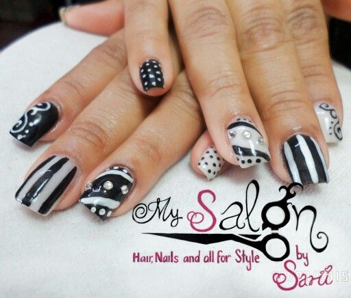 disenos-de-unas-mano-alzada-en-negro-2