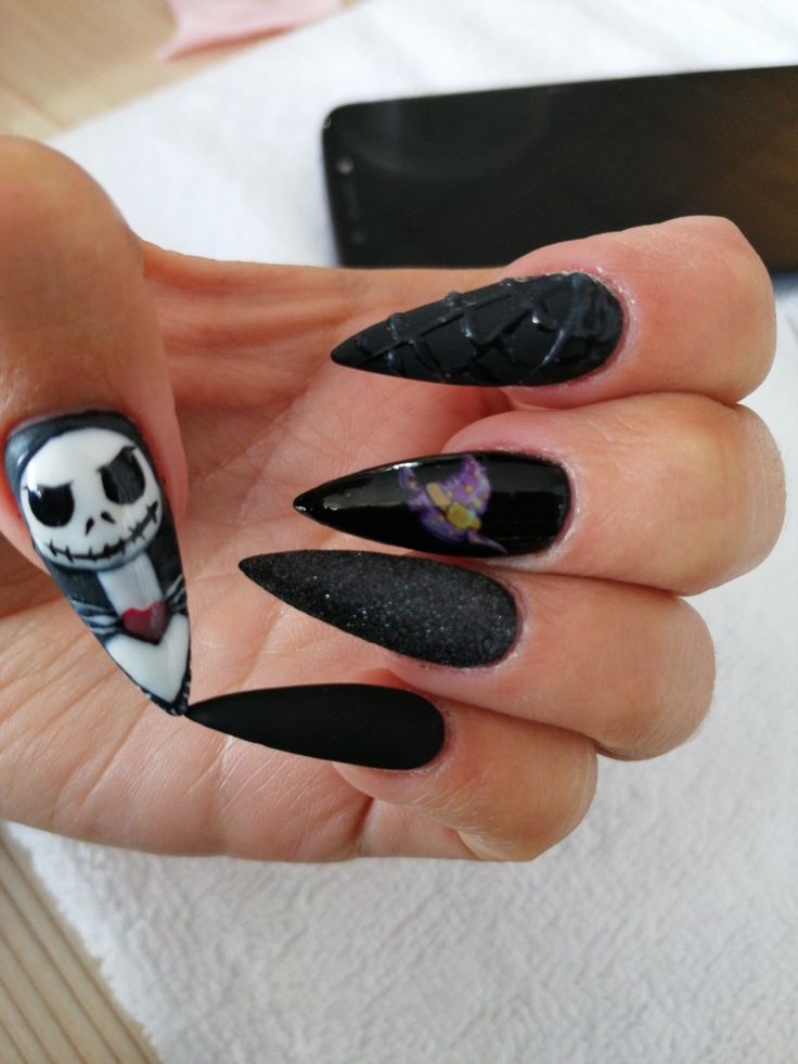 disenos-de-unas-mano-alzada-en-negro-6