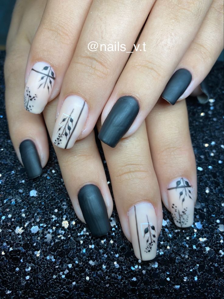 disenos-de-unas-mano-alzada-en-negro-7