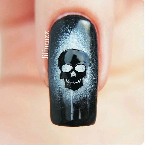 disenos-de-unas-negras-calaveras-1