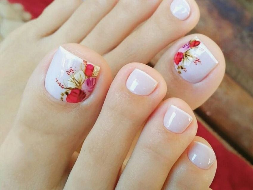 disenos-de-unas-para-pies-colores-claros-4