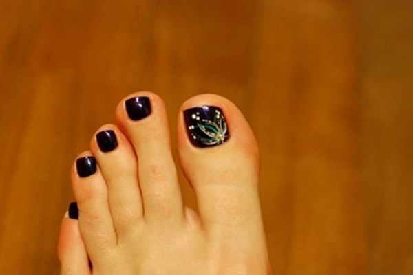 disenos-de-unas-para-pies-oscuras-6