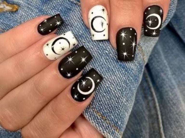 disenos-de-unas-pies-negro-estrellas-7